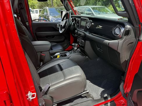 Used 2022 Jeep Wrangler Unlimited Sahara AWD/4WD image 13
