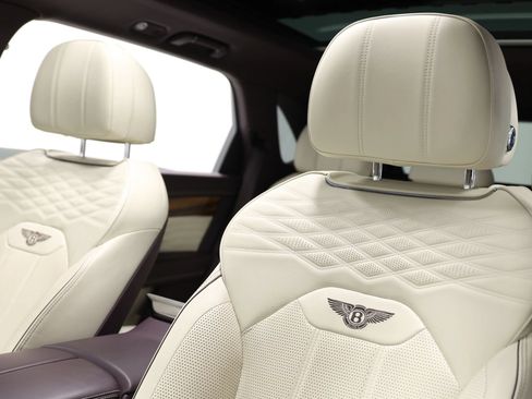 Used 2023 Bentley Bentayga Extended Wheelbase AWD/4WD image 21