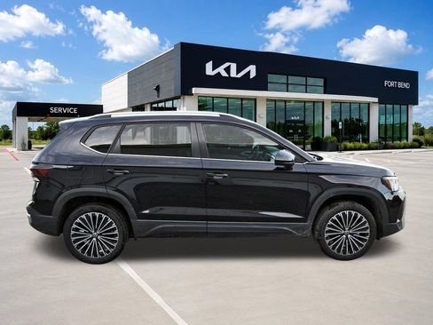 Used 2025 Volkswagen Taos SE FWD image 4