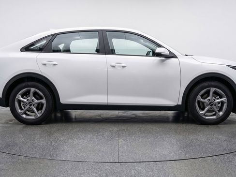 Used 2025 Kia K4 LXS image 9