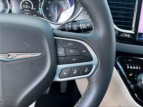 Used 2023 Chrysler Pacifica Touring-L FWD image 12