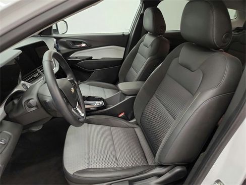 Used 2024 Chevrolet Trax LT w/ Driver Confidence Package image 18