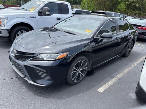 Used 2018 Toyota Camry SE FWD image 2