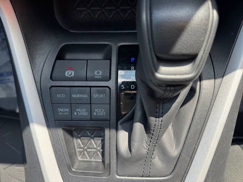 Used 2025 Toyota RAV4 XLE AWD/4WD image 18