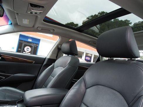 Used 2017 Kia Cadenza Technology image 7