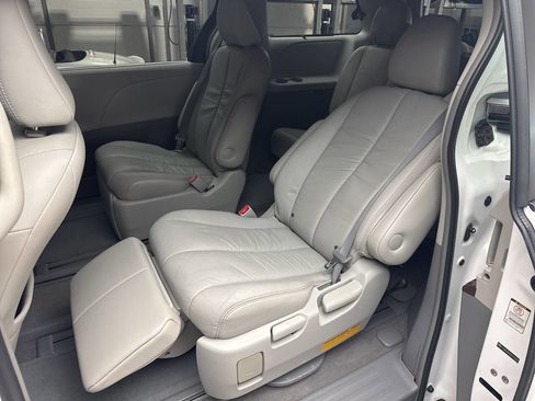 Used 2011 Toyota Sienna XLE AWD/4WD image 25