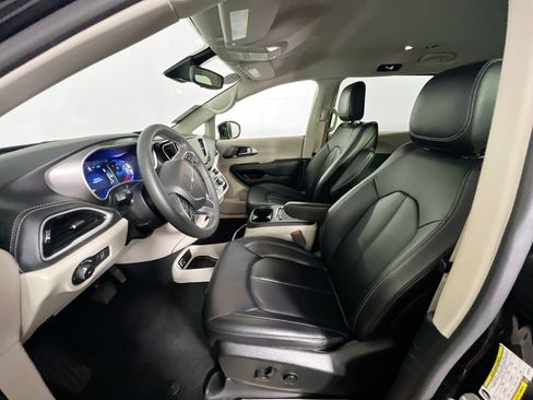 Used 2024 Chrysler Pacifica Select image 14