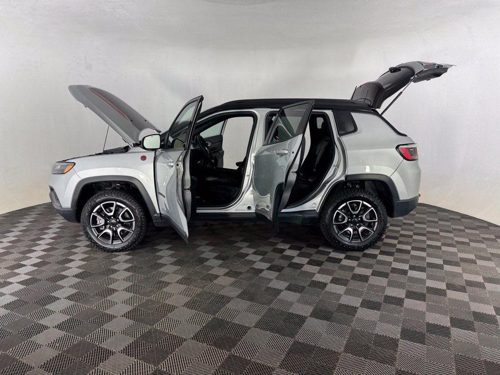 Used 2025 Jeep Compass Trailhawk AWD/4WD image 15