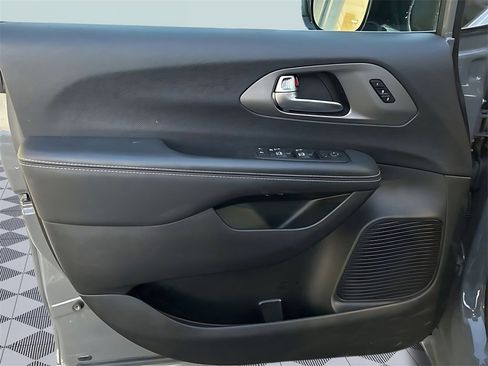 Used 2025 Chrysler Pacifica Select image 21