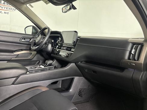 Used 2025 Nissan Pathfinder Platinum FWD image 36