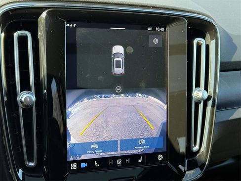 Used 2023 Volvo XC40 Recharge Plus image 4