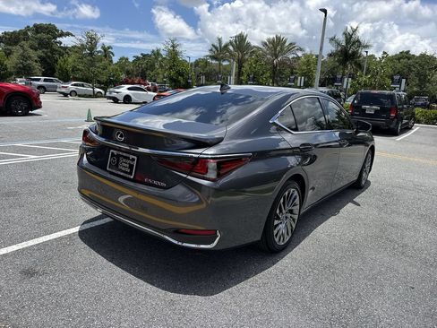 Used 2024 Lexus ES 300h Ultra Luxury w/ Accessory Package (Z2) FWD image 3