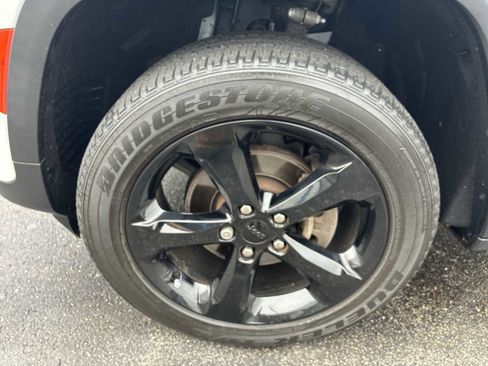 Used 2022 Jeep Grand Cherokee Altitude image 32