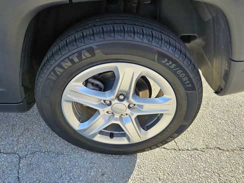 Used 2023 Jeep Compass Sport image 39