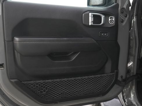 Used 2018 Jeep Wrangler Unlimited Sahara w/ Cold Weather Group image 17