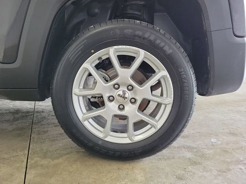 Used 2023 Jeep Renegade Latitude AWD/4WD image 11