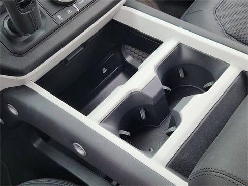 Used 2025 Land Rover Defender 110 X-Dynamic SE image 19