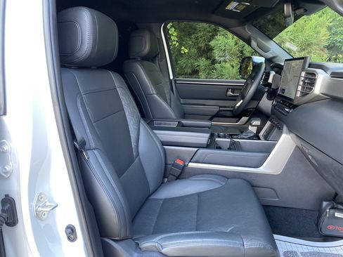 Used 2025 Toyota Tundra Limited AWD/4WD image 33