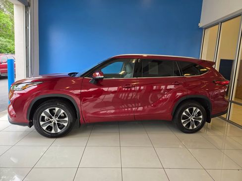 Used 2020 Toyota Highlander XLE AWD/4WD image 4