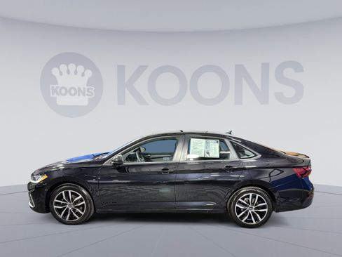 Used 2025 Volkswagen Jetta SE FWD image 2