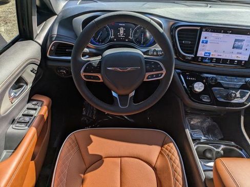 New 2026 Chrysler Pacifica Pinnacle image 14