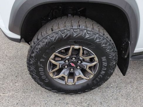 Used 2024 Chevrolet Colorado ZR2 w/ Technology Package AWD/4WD image 10