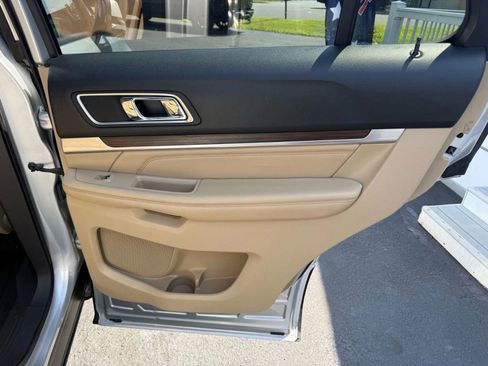 Used 2017 Ford Explorer Limited image 41