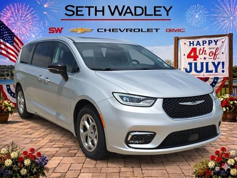 Used 2024 Chrysler Pacifica Limited FWD image 1