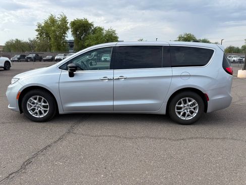 Used 2024 Chrysler Pacifica Touring-L FWD image 8