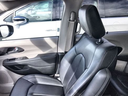 Used 2024 Chrysler Pacifica Touring-L FWD image 23