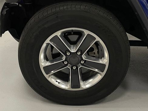 Used 2018 Jeep Wrangler Unlimited Sahara image 8