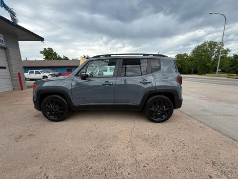 Used 2018 Jeep Renegade Altitude w/ UConnect 8.4 Nav Group FWD image 3