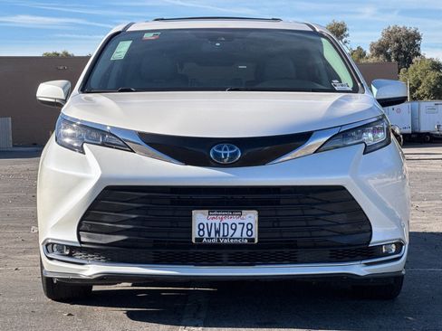 Used 2021 Toyota Sienna XLE image 6