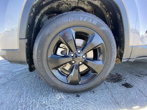 Used 2021 Jeep Cherokee Latitude Plus AWD/4WD image 10