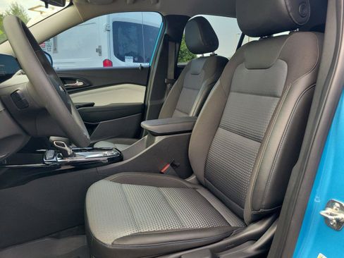 Used 2025 Chevrolet Trax LT FWD image 18