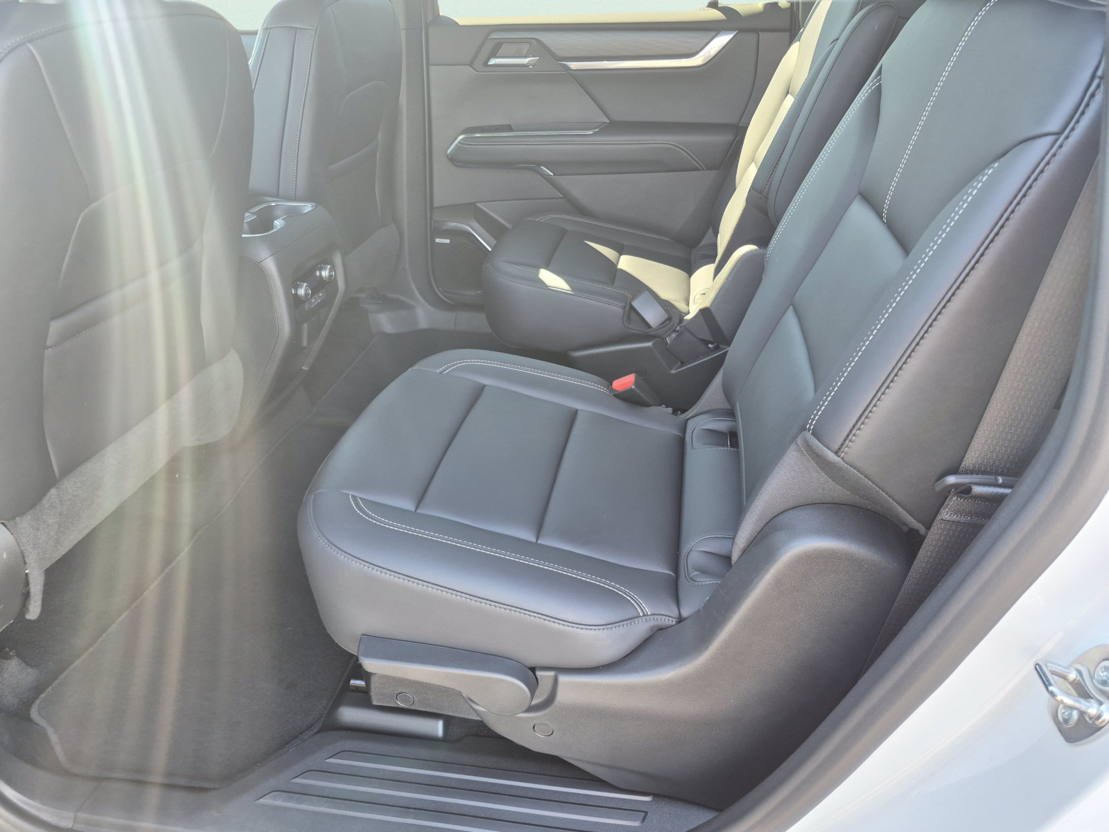 Used 2026 GMC Acadia Elevation w/ Elevation Premium Package AWD/4WD image 9