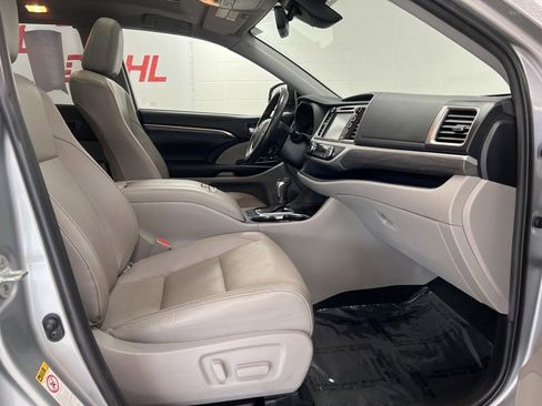 Used 2019 Toyota Highlander Limited Platinum AWD/4WD image 13