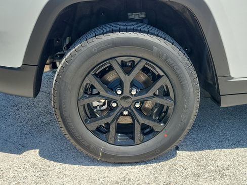 New 2026 Jeep Grand Cherokee Altitude AWD/4WD image 5