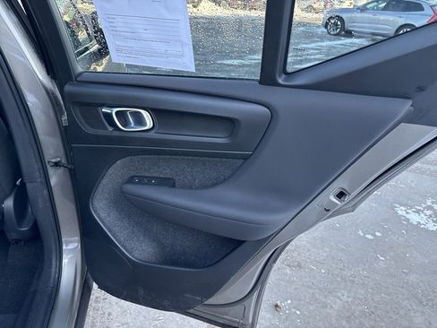 Used 2022 Volvo XC40 T5 R-Design w/ Climate Package image 38