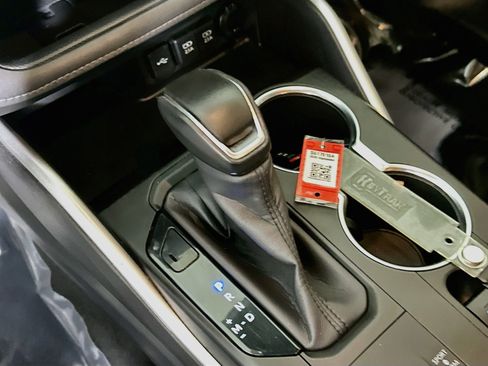 Used 2020 Toyota Highlander XLE FWD image 21
