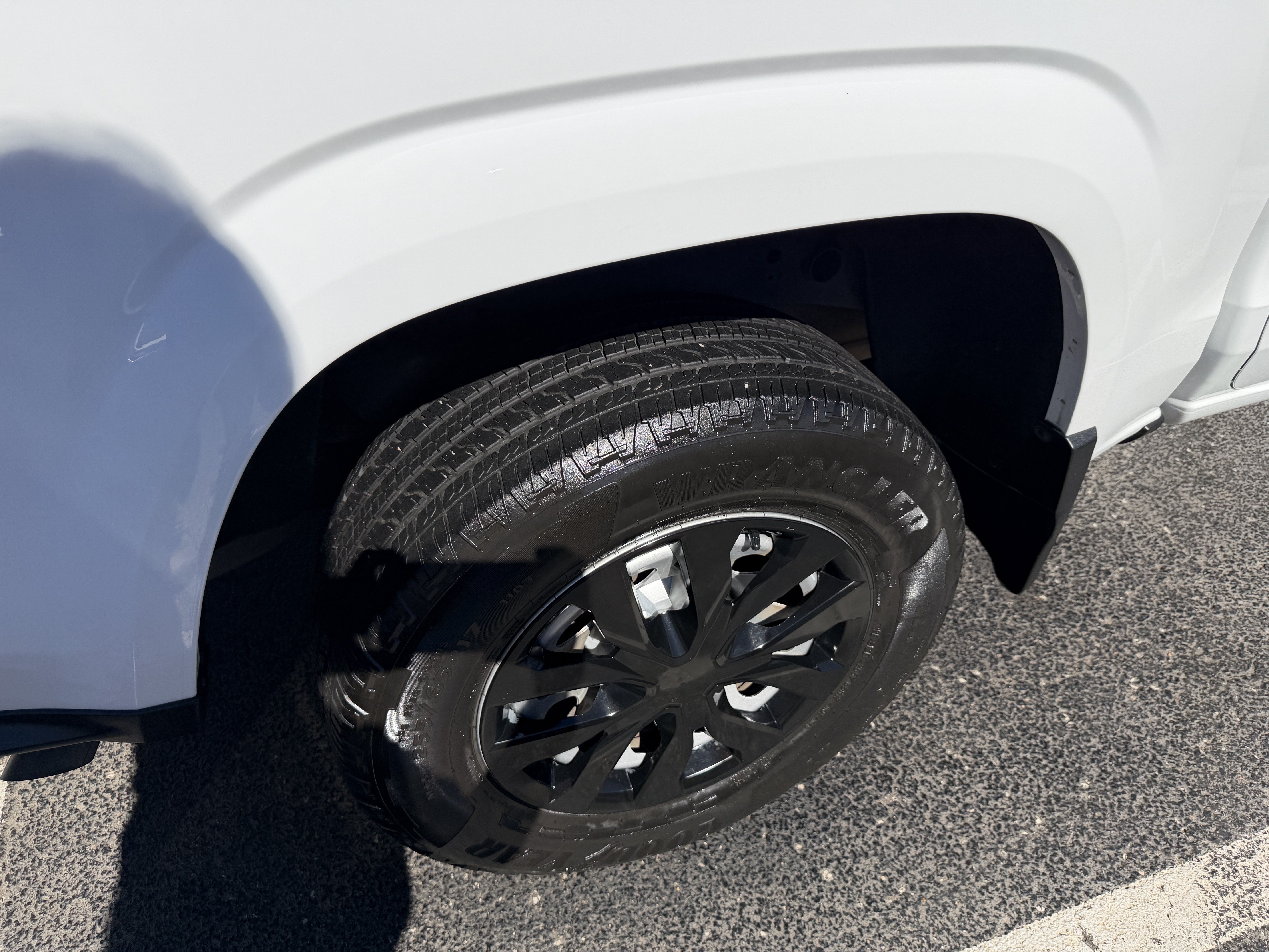Used 2025 Chevrolet Colorado W/T AWD/4WD image 8