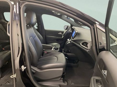 Used 2025 Chrysler Pacifica Select AWD/4WD image 25