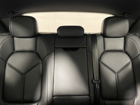 Used 2025 Porsche Macan image 16