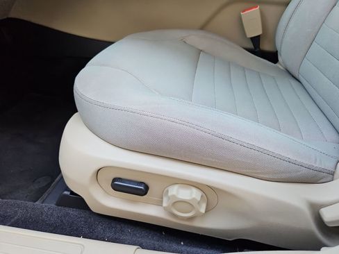 Used 2017 Ford Taurus SE image 22