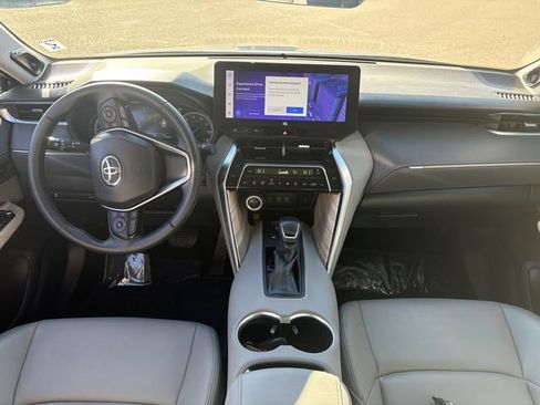 Used 2024 Toyota Venza XLE image 19