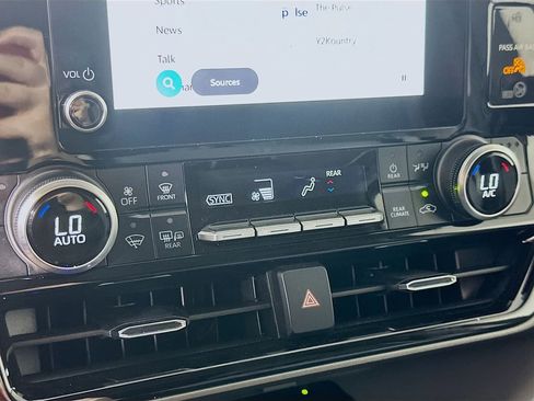 Used 2023 Toyota Highlander XLE image 25