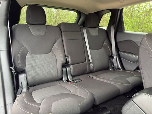 Used 2015 Jeep Cherokee Latitude AWD/4WD image 24