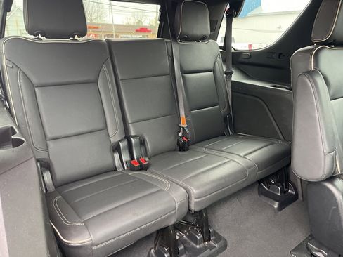 Used 2023 GMC Yukon SLT w/ SLT Luxury Package image 15