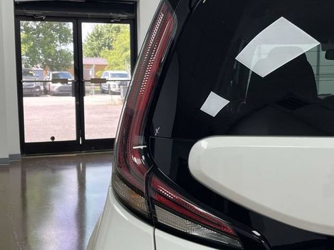 Used 2025 Kia Soul LX w/ LX Technology Package FWD image 11
