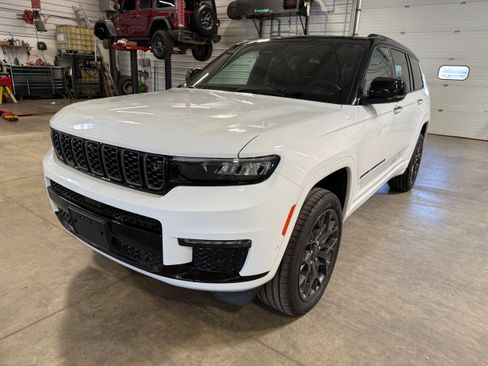 Used 2023 Jeep Grand Cherokee L Summit w/ Advanced Protech Group IV image 34